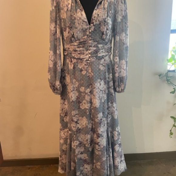 “Every New” Long Sleeve High-Low Dress – V-Neck, Defined Waist, Size 8 - Picture 3 of 11